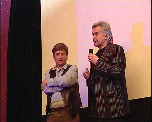 Foto: Marian Gula (vpravo) uvádza autora filmu V tieni času Tibora Macáka.